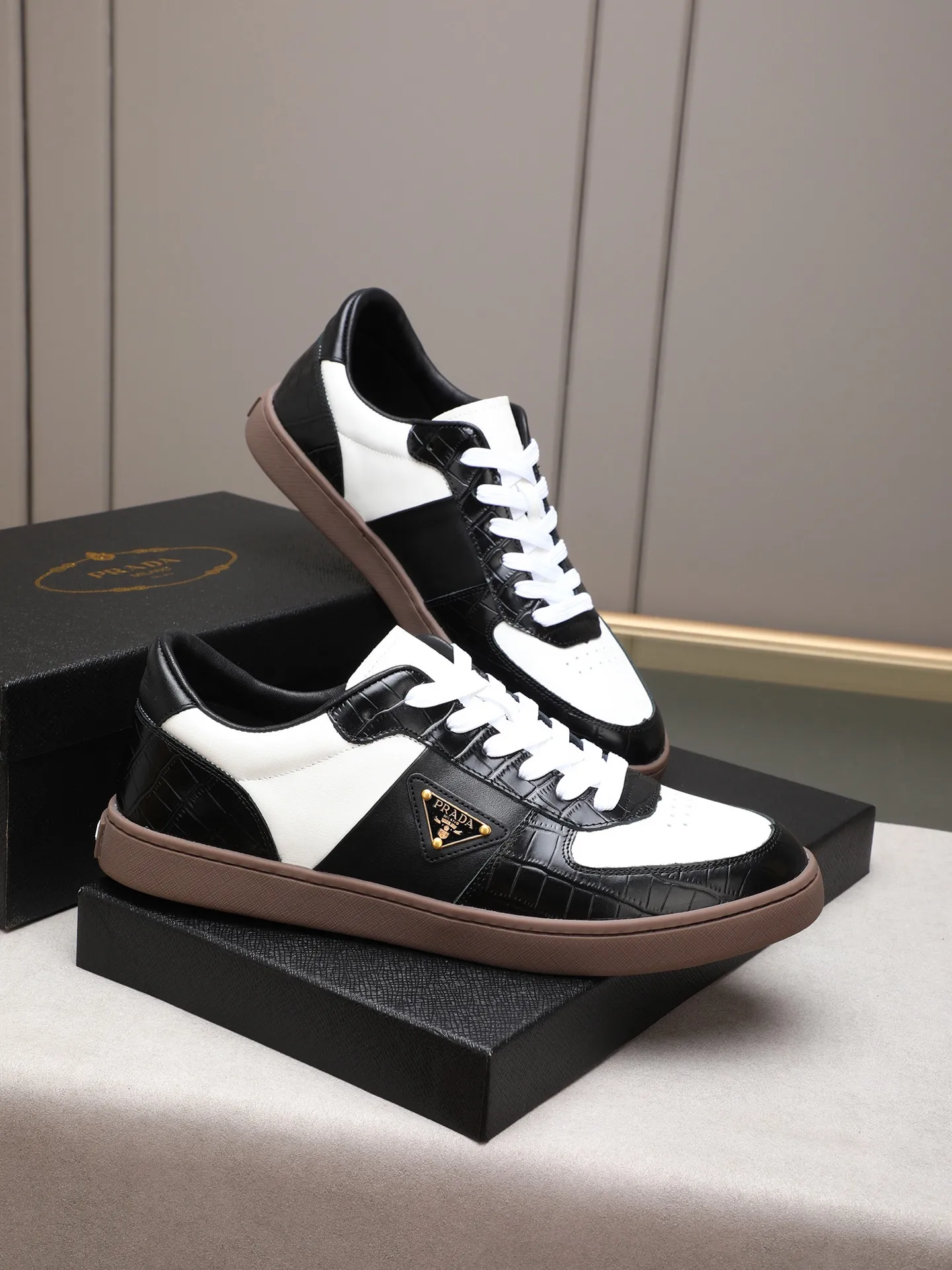 Men's shoes💰420💰 Brand: PRADA (Prada) Standard code: Men's code 38–44 (45 can be customized) Material: Original cowhide, breathable sheep lining Special outsole Style category: Men's fashionable casual sneakers Low-key luxury! Color: actual picture color
